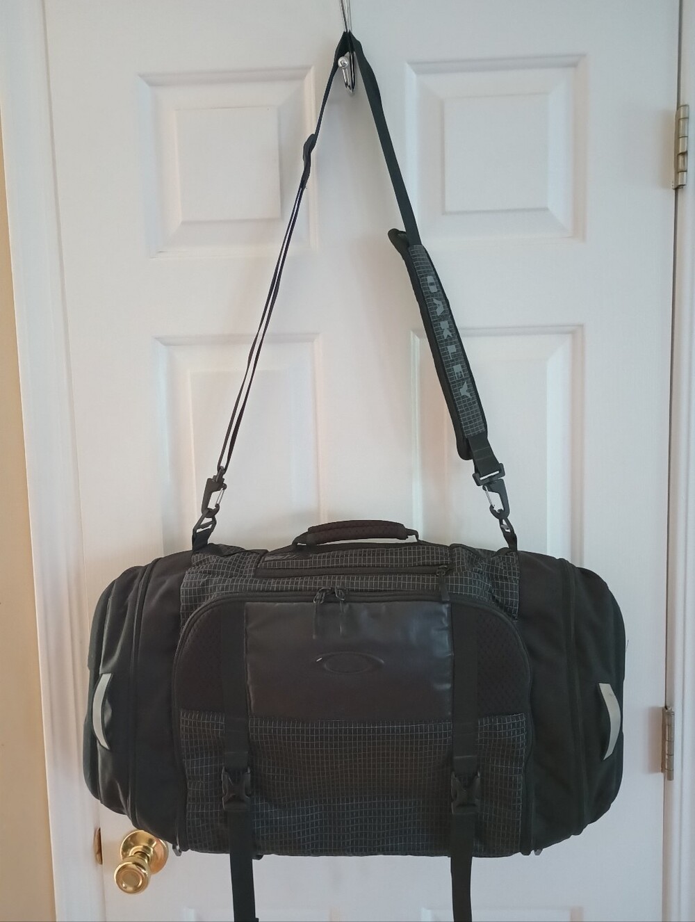 Oakley Link Duffel Bag – Jet Black - Picture 3 of 12